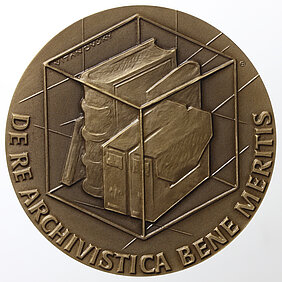 Medaille "Für Verdienste im Tschechischen Archivwesen - De re archivistica bene meritis", Rückseite (Foto: Bayerisches Hauptstaatsarchiv)