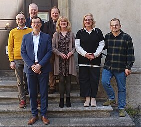 Ausstellungseröffnung, v.l.n.r.: Christoph Joa (Dienstleistungszentrum der Bundeswehr Hammelburg), Jens Martin (Staatsarchiv Würzburg), Alexander Wolz (Staatsarchiv Würzburg), Axel Metz (Stadtarchiv Würzburg), Elli Böck (Museum Herrenmühle Hammelburg), Petra Tiblas  und Léon Homeyer (Agentur Eydos) [JPG-Datei].